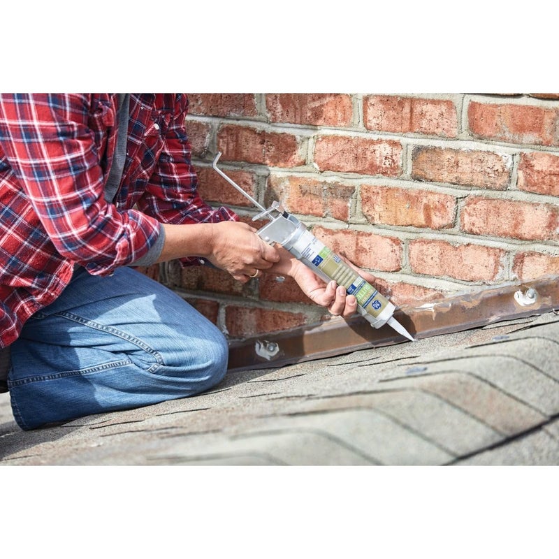 GE GE50G01 10.1 oz Clear Gutter Caulk - Image 3